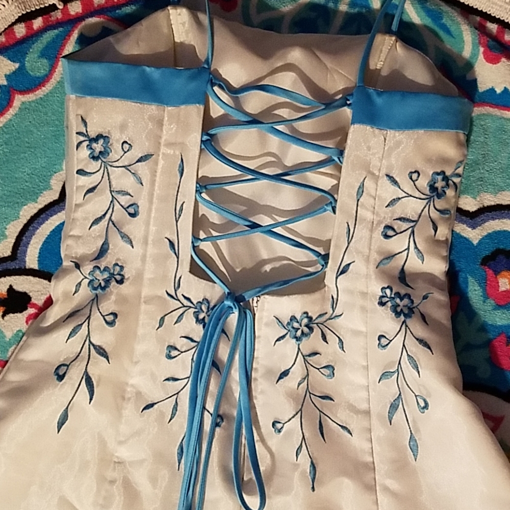 MASQUERADE PROM DRESS - Picture 7 of 8